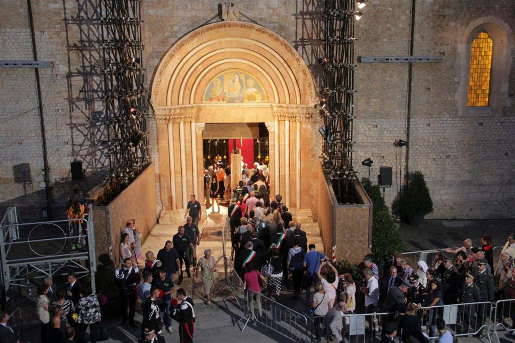 La processione della Perdonanza con l'apertura della Porta Santa nella Basilica di Collemaggio all'Aquila