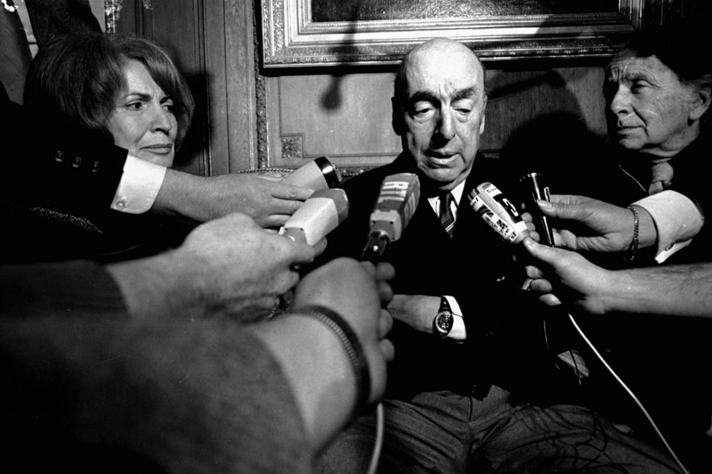 Il poeta cileno Pablo Neruda nel 1971, intervistato dopo l'annuncio della vittoria del Premio Nobel
