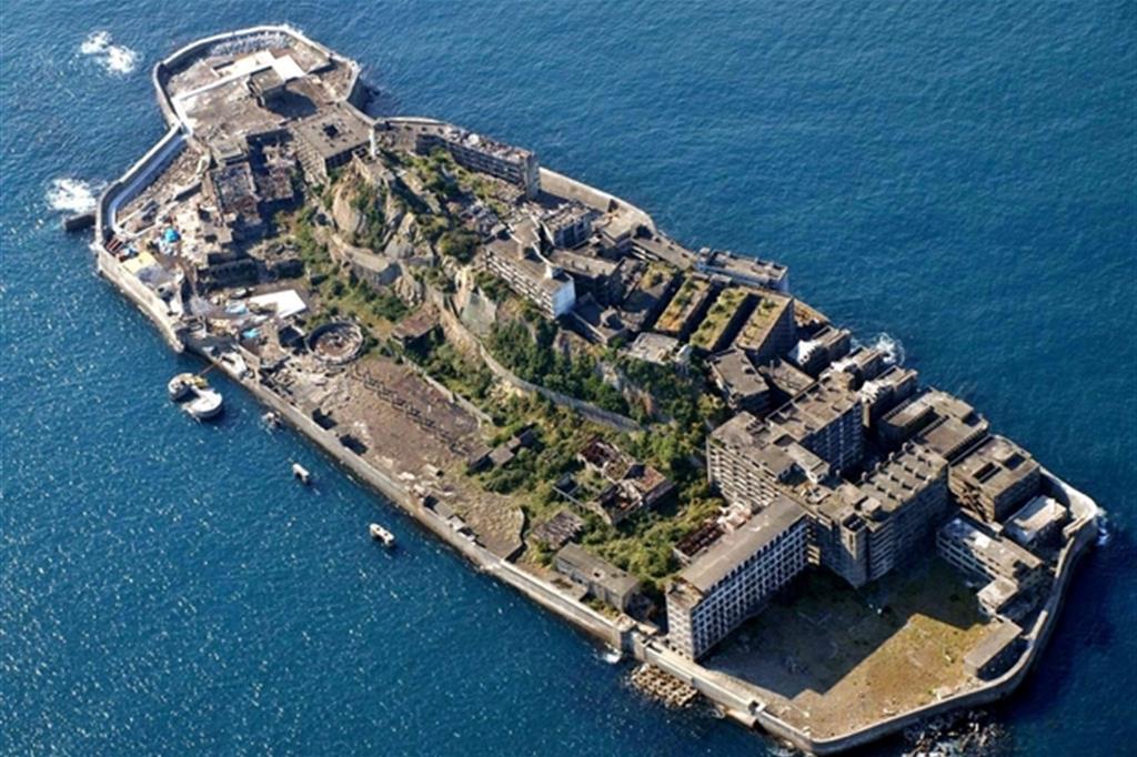 Hashima, più conosciuta come Gunkanjima (“l’isola della nave da guerra”), nel Mar della Cina