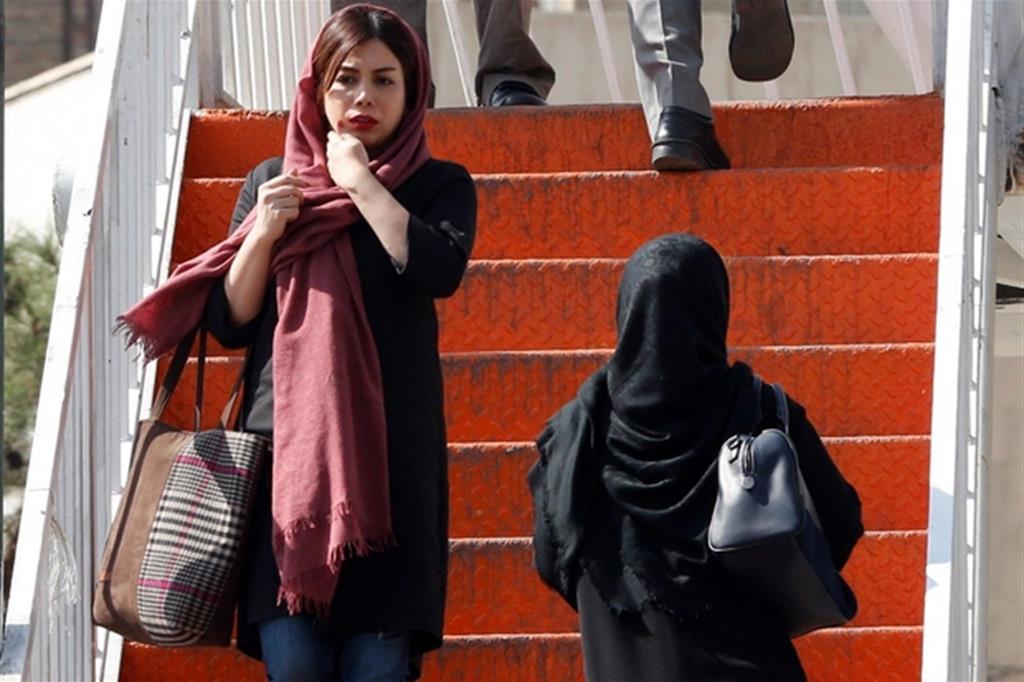 Giovani donne a Teheran (Ansa)