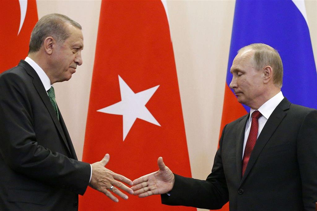 La stretta di mano fra Putin ed Erdogan mercoledì a Sochi (Ansa/Ap)