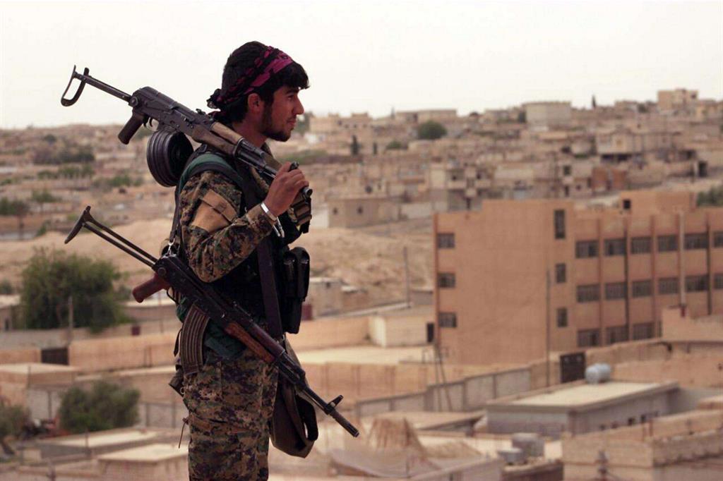 Un soldato delle Forze Democratiche Siriane osserva la città di Tabqa (Syrian Democratic Forces, via AP)