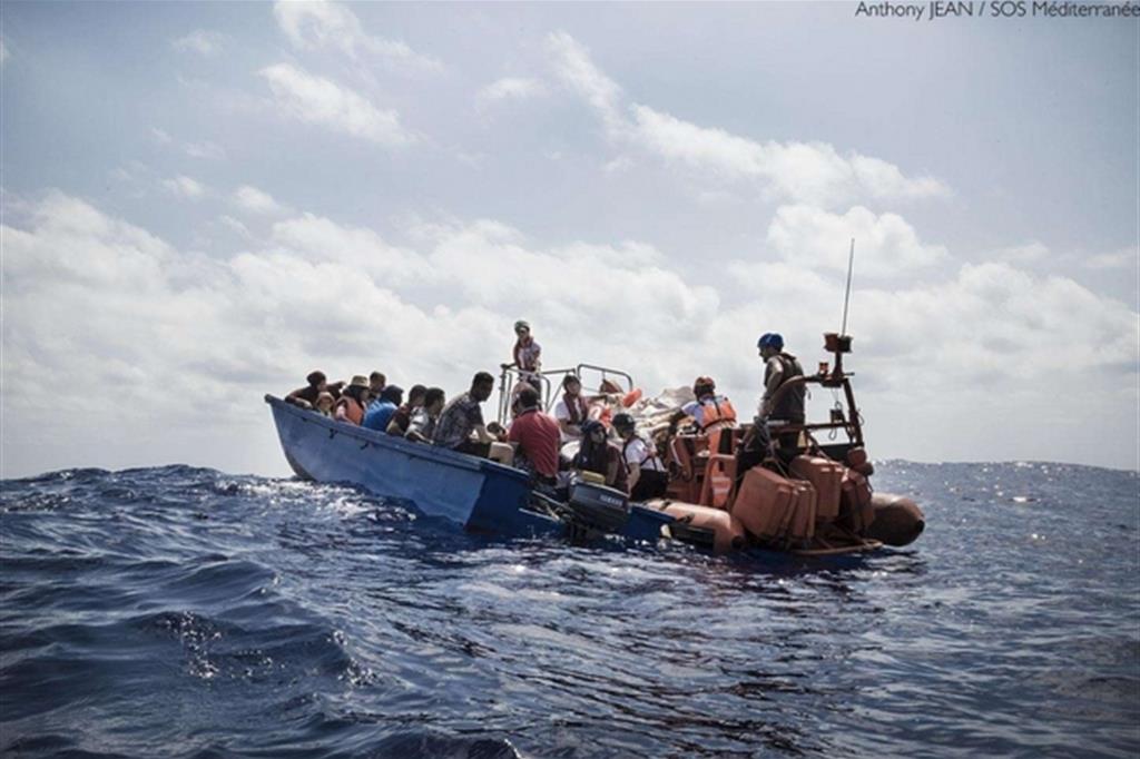 Il soccorso in mare dei 20 libici (foto Anthony Jean / SOS MEDITERRANEE)