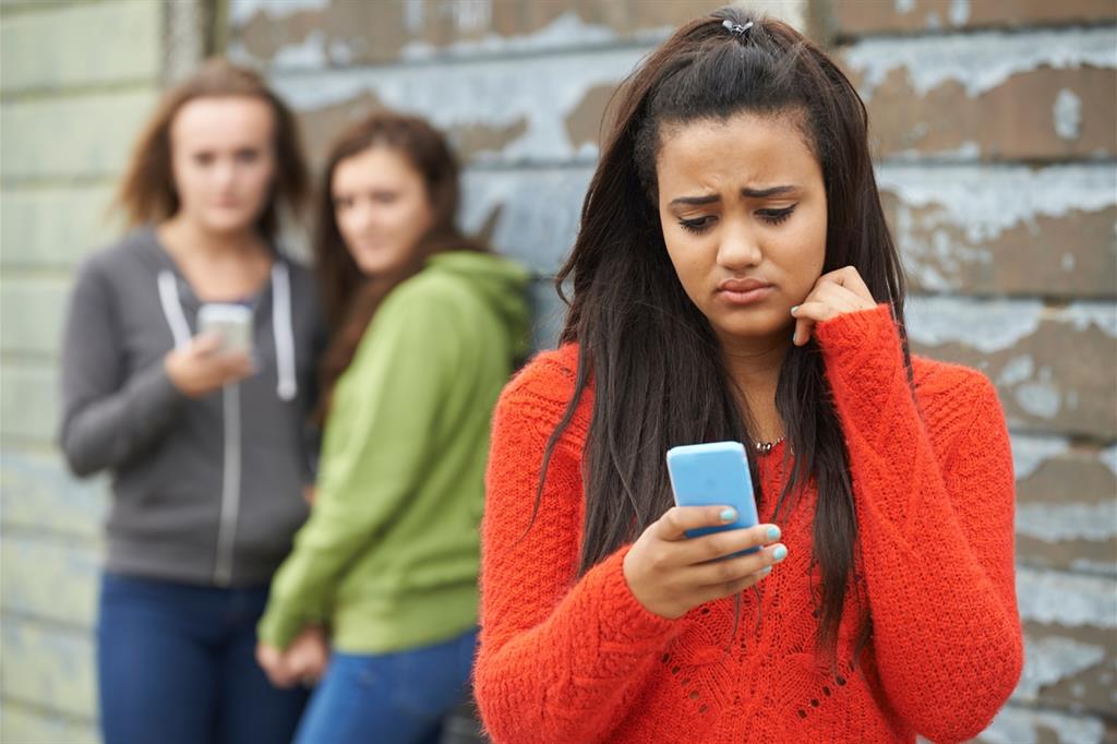 Secondo Amnesty International il 10,8% degli adolescenti è vittima di azioni indirette, come nel caso del cyber-bullismo