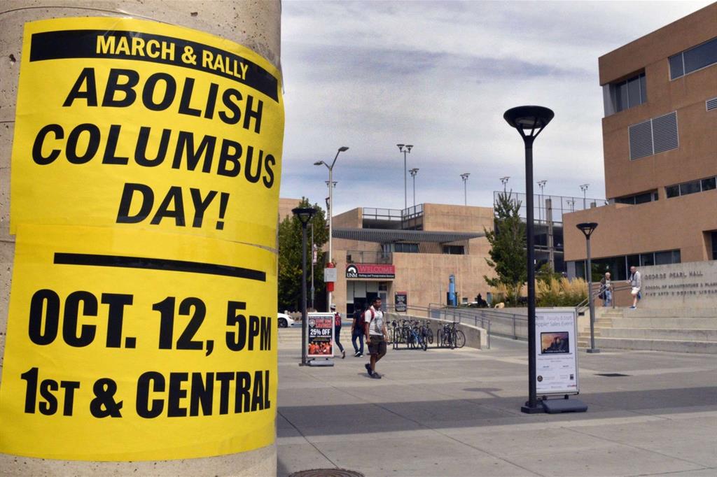 Un manifesto che invita a un raduno per contestare il Columbus Day
