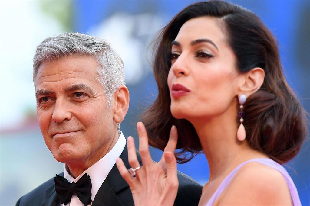 George Clooney con la moglie sul red carpet al Lido di Venezia (Ansa)