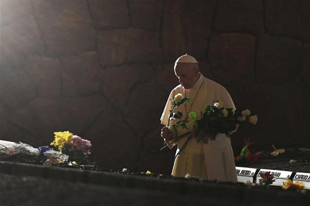 Papa Francesco depone dei fiori alle Fosse Ardeatine (Ansa)