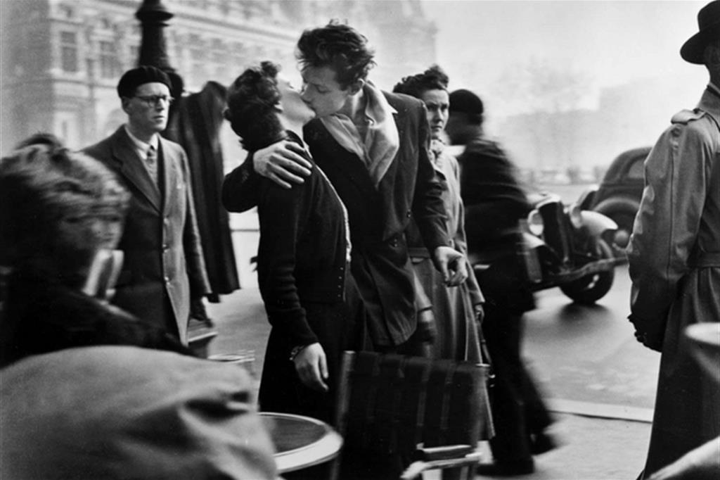 Bacio davanti all'hotel De Ville, 1950