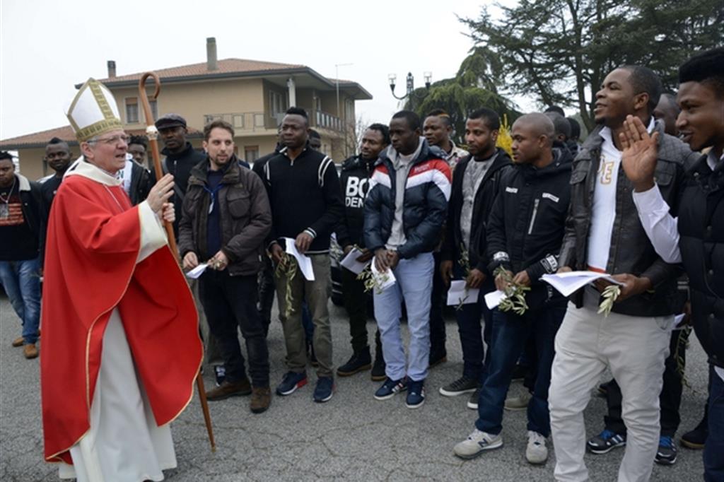 Il vescovo di Padova, Claudio Cipolla, insieme a un gruppo di migranti (Boato)