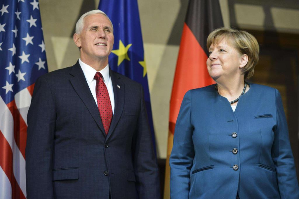 Il cancelliere tedesco Angela Merkel con il vicepresidente Usa Mike Pence alla Conferenza sulla sicurezza di Monaco di Baviera (Ansa)