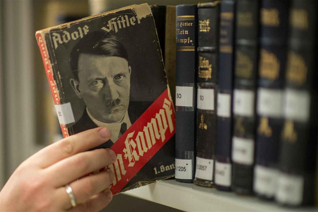 Il volume del Mein Kampf in una biblioteca tedesca