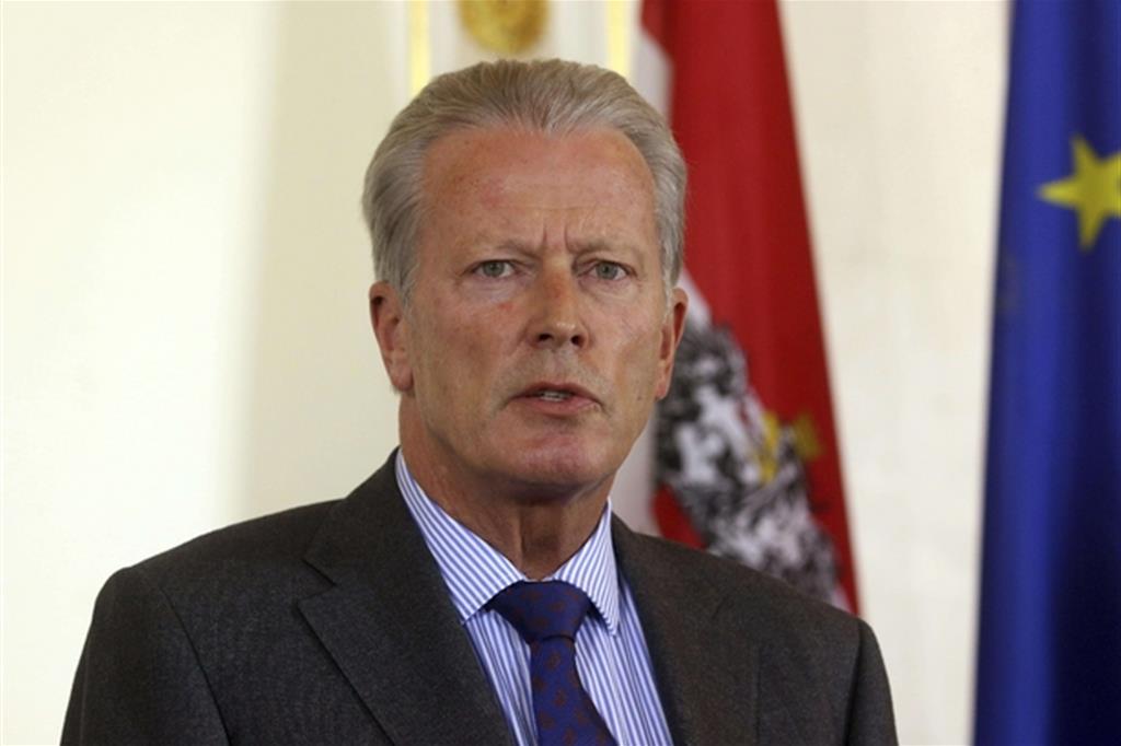 Il leader dei popolari austriaci e vice cancelliere Reinhold Mitterlehner ha deciso di “rottamarsi” (ANsa/Ap)