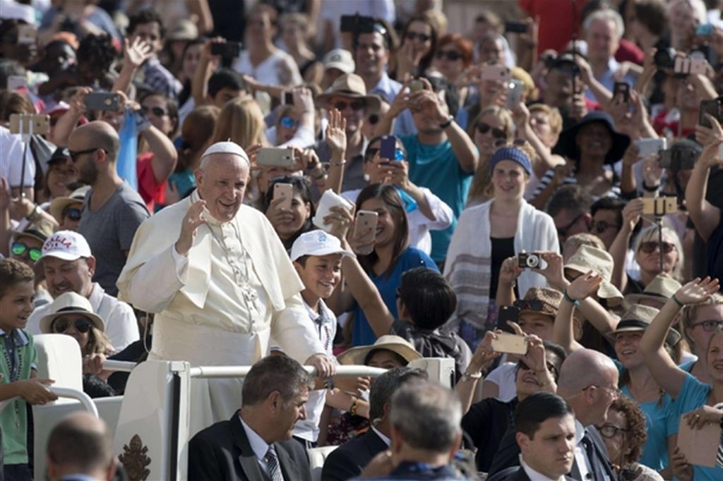 Papa Francesco: è triste vedere giovani in pensione, che non cercano nulla