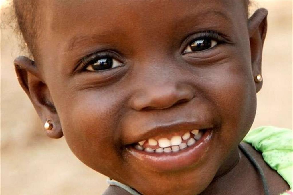 Sorrisi genuini dei bambini africani e la crescita abnorme dell'Io occidentale