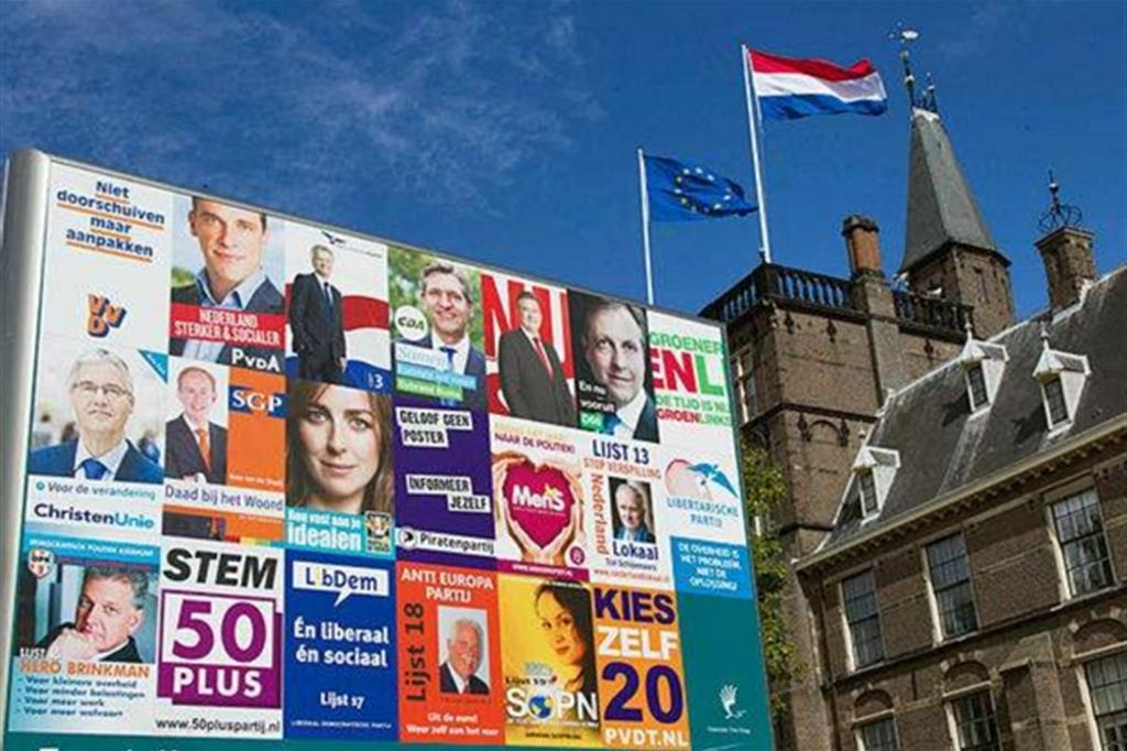 Manifesti elettorali in vista delle elezioni in Olanda il 15 marzo