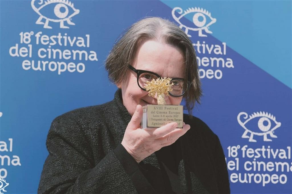 La regista Holland con il premio ricevuto al festival del cinema europeo a Lecce