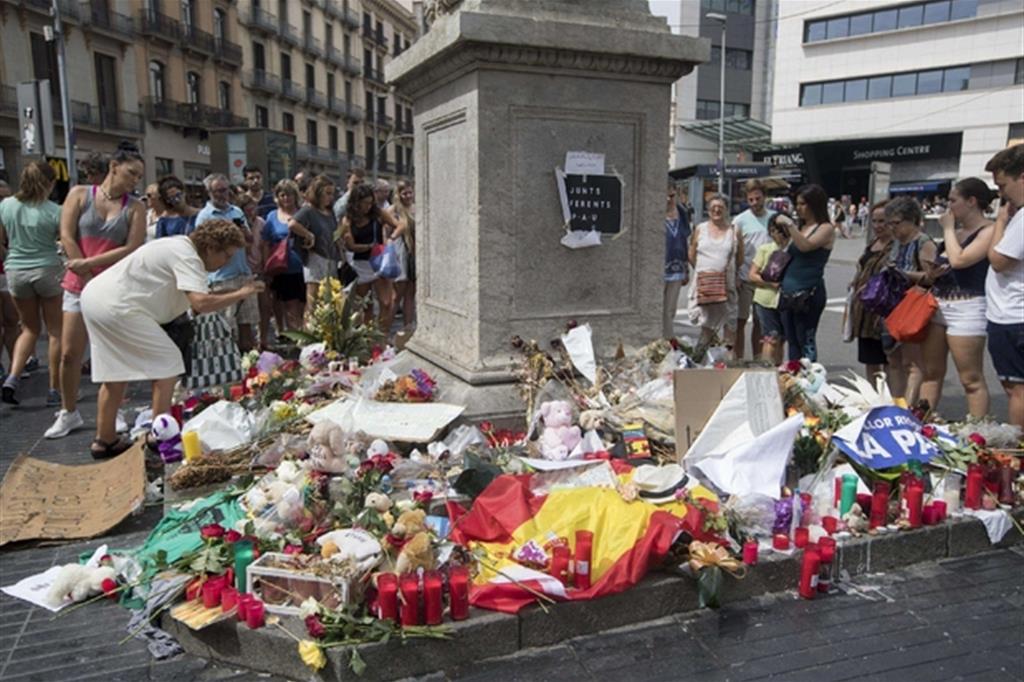 Il memoriale spontaneo sulle Ramblas a Barcellona (Ansa)