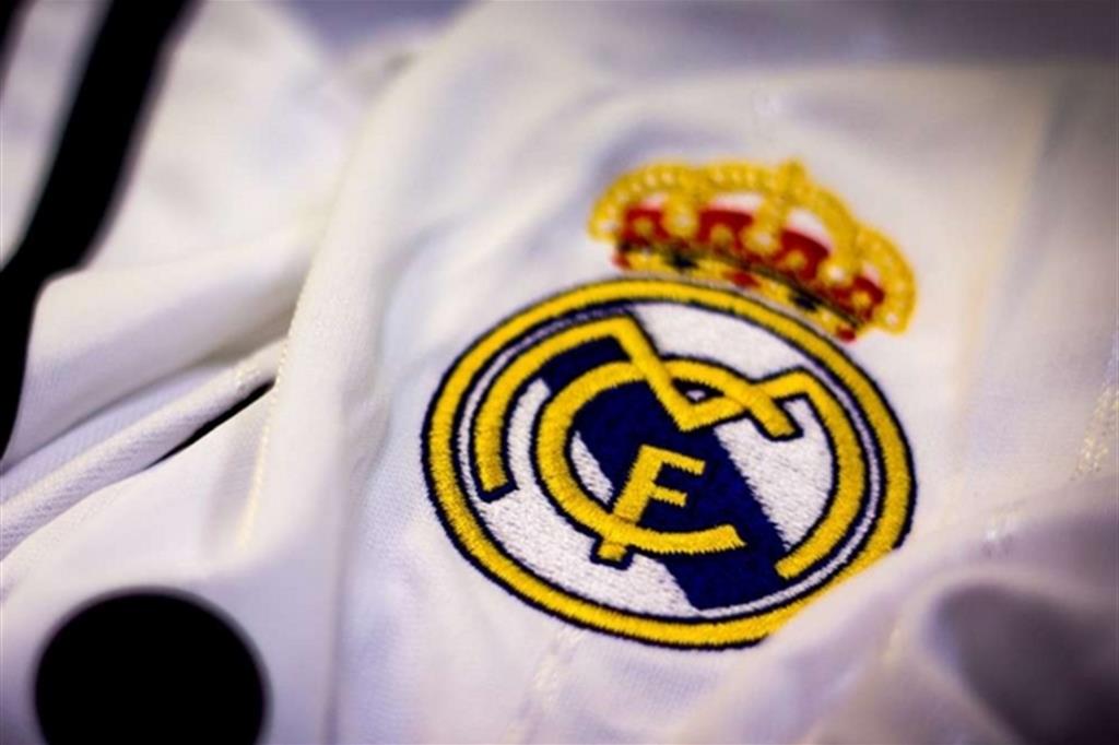 Real Madrid vende il logo agli emiri: via la croce dallo stemma