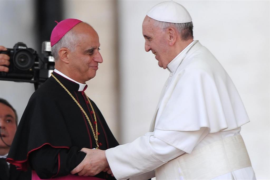 L'arcivescovo Fisichella con il Papa (Ansa)