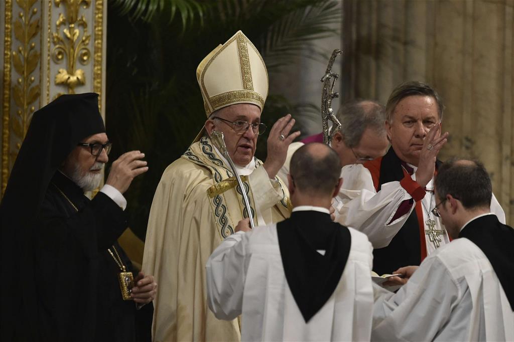 Papa Francesco con il vescovo ortodosso Gennadios e il rappresentante anglicano David Moxon (Siciliani)