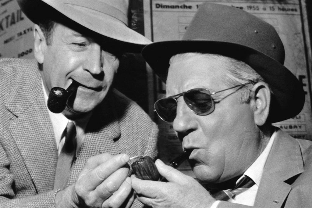 Simenon nel 1957 accende la pipa a Jean Gabin nei panni di Maigret