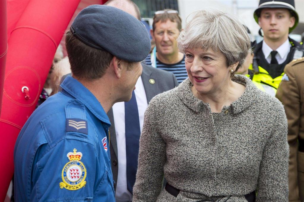 Il premeir inglese Theresa May, sabato a Liverpool, durante la parata nel giorno delle Forze armate (Epa)