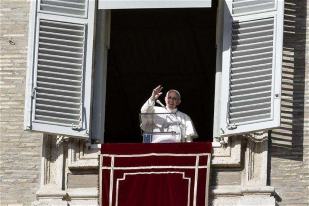 Papa Francesco saluta dopo l'Angelus (Siciliani)