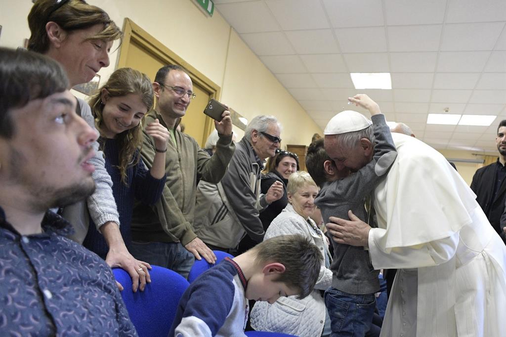 Papa Francesco durante la visita al Centro regionale per ciechi Sant’Alessio-Margherita di Savoia a Roma nel marzo 2017 (L'Osservatore Romano)