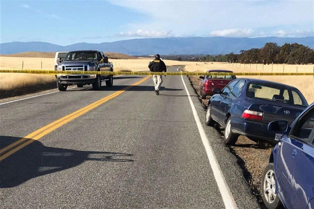 La polizia blocca la strada vicino al luogo della sparatoria, Rancho Tehama in California (Ansa)