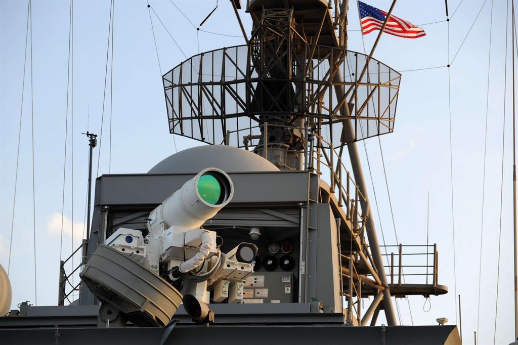 2014: una nave americana nel Golfo Persico impegnata in una esercitazione con il Laser Weapon System (LaWS) (foto U.S. Navy di John F. Williams)