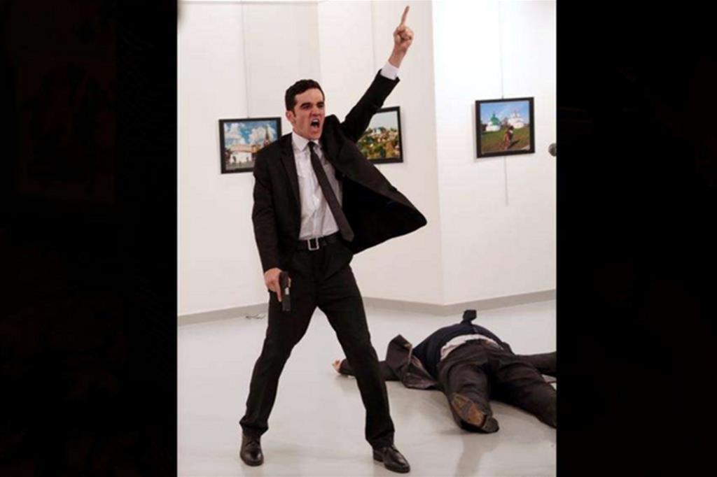 Il fotografo di Associated Press, Burhan Osbilici, ha vinto il premio World Press Photo di quest'anno per l'immagine dell'assassinio dell'ambasciatore russo in Turchia Andrei Karlov il 19 dicembre scorso. Osbilici si trovava all'inaugurazione di una mostra a cui era intervenuto l'ambasciatore ed era riuscito a immortalare l'omicidio. In particolare, l'immagine premiata è quella che ha fatto il giro del mondo: il killer, il poliziotto Mevlut Mert Altintas, è in piedi con la pistola nella mano destra puntata a terra e la sinistra alzata ad indicare il cielo. Il corpo dell'ambasciatore è a terra davanti a lui. Il presidente della giuria Stuart Franklim l'ha definita "una foto con un impatto incredibilmente forte". - 