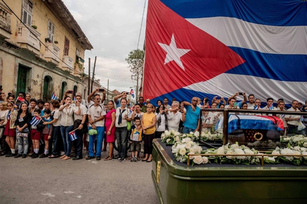 Il ccorteo funebre di Fidel Castro a Santa Clara, Cuba, il 1 ° dicembre 2016. Cuba ha dichiarato nove giorni di lutto dopo la morte del Líder Máximo, culminati con il suo funerale. Tomas Munita per il New York Times. - 