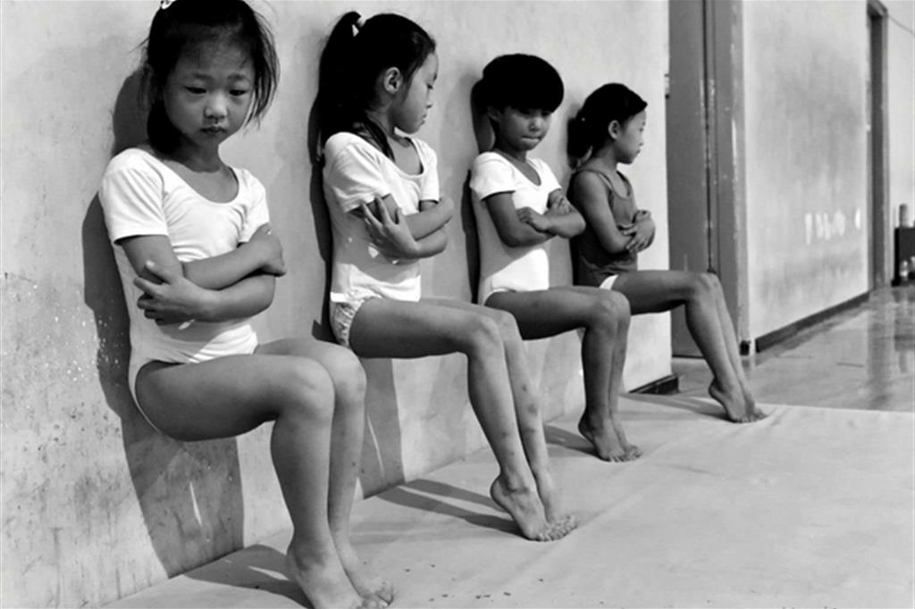 Studenti di una scuola di ginnastica a Xuzhou, Cina: esercizio di pressione in punta di piedi per 30 minuti nel pomeriggio. Tiejun Wang. - 