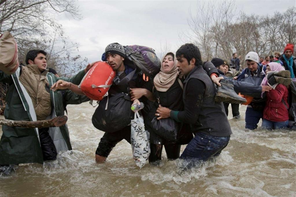 Rifugiati tentano di raggiungere la Macedonia, il 14 marzo 2016, quando centinaia di profughi sono usciti da un campo sovraffollato al confine greco-macedone.  Vadim Ghirda, The Associated Press. - 