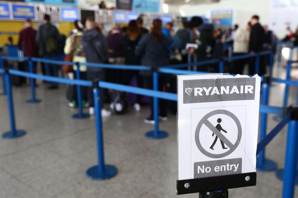 Passeggeri di Ryanair in coda all'aeroporto londinese di Stanstead lo scorso settembre (Neil Hall, Ansa)