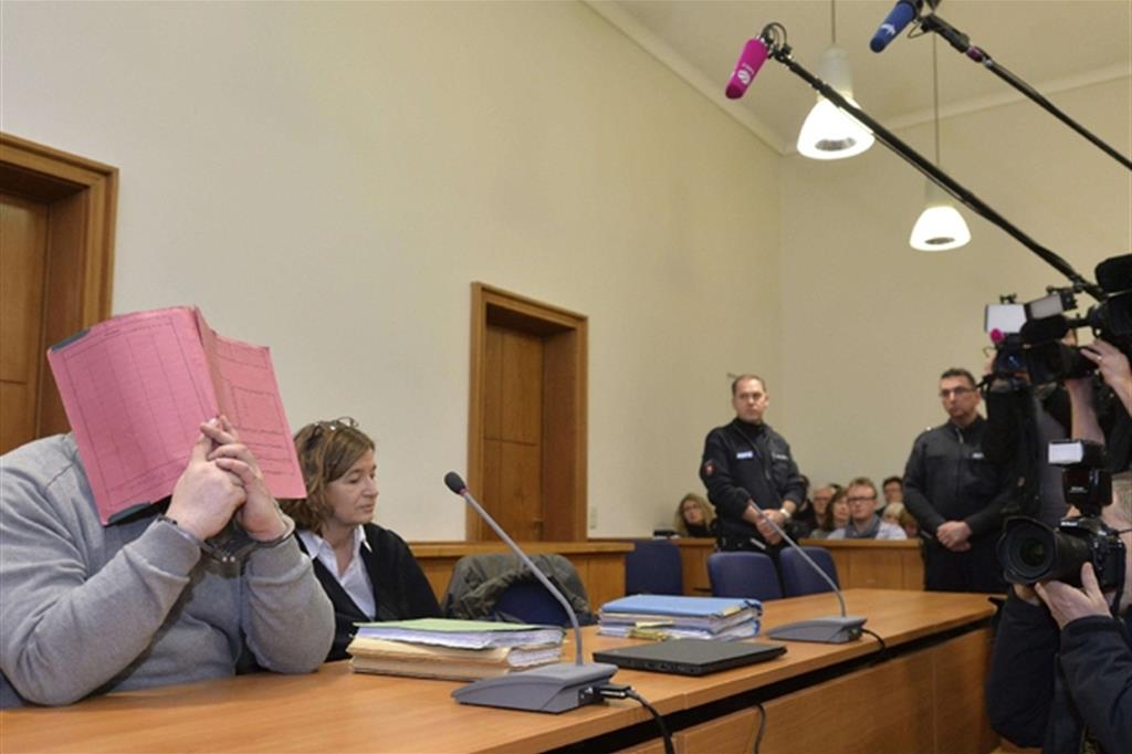 Niels Högel, durante il processo del febbraio 2015, dove è stato condannato all'ergastolo per l'omicidio in clinica di due pazienti (Ansa)