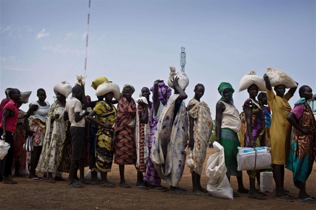 In fila per ricevere aiuti alimentari dell'Onu a Bentiu in Sud Sudan (foto Unicef)