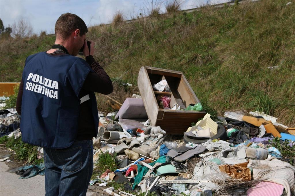 Un'operazione di polizia per il sequestro a Giugliano di tre vaste aree dove per mesi sono stati sversati illegalmente rifiuti, 3 marzo 2015. ANSA/CESARE ABBATE