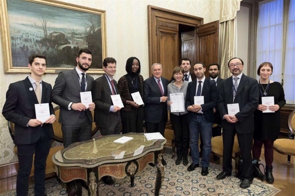 Il presidente del Senato Pietro Grasso con Santerini, Chaouki e i rappresentanti delle seconde generazioni