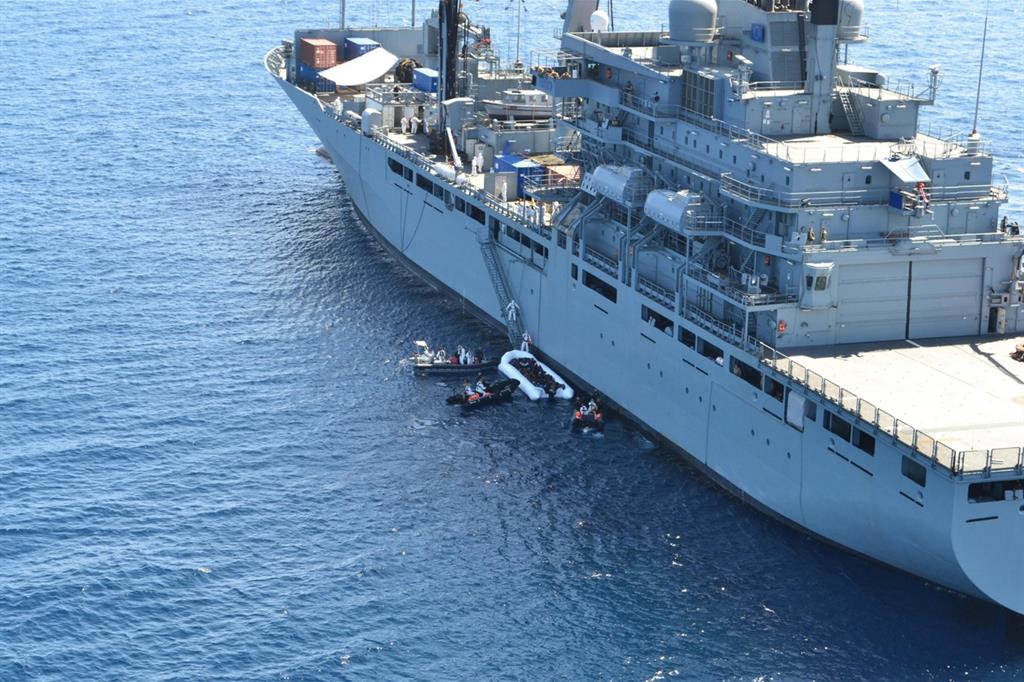 Operazioni di recupero dei migranti davanti alla coste della Libia nell'ambito della missione europea EuNavFor Med e quella italiana Mare Sicuro, il 17 marzo 2016 (Ansa)