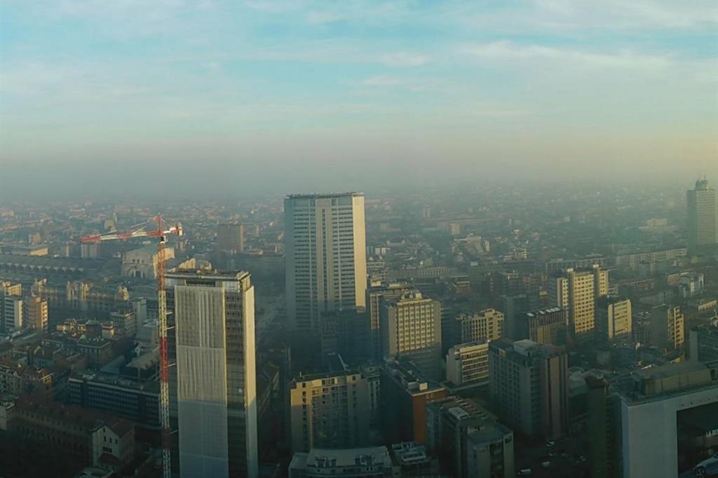 La cappa di smog che grava su Milano, fotografata nel dicembre scorso (Fotogramma)