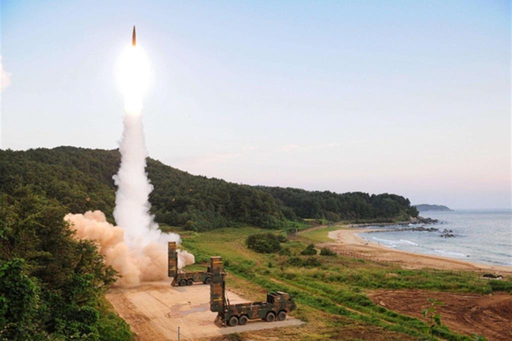 la Corea del Sud ha effettuato esercitazioni con un missile balistico, simulando un attacco contro un sito nucleare nordcoreano, con l'utilizzo anche di caccia F15 (Ansa)