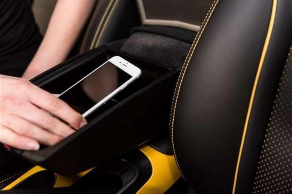 Telefono in auto: un sistema antico elimina il pericolo