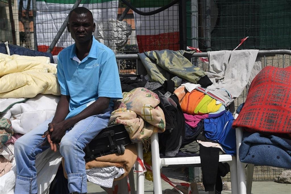 Tre volontari denunciati. «Hanno somministrato cibo ai migranti»