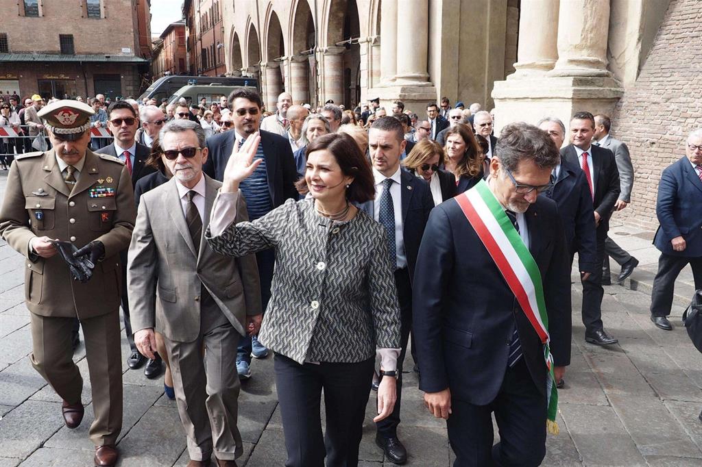 Il presidente della Camera, Laura Boldrini, accompagnata dal sindaco di Bologna Virginio Merola, nel corso delle celebrazioni del 72/o anniversario della Liberazione in Piazza Nettuno a Bologna (Ansa/Giorgio Benvenuti) - 