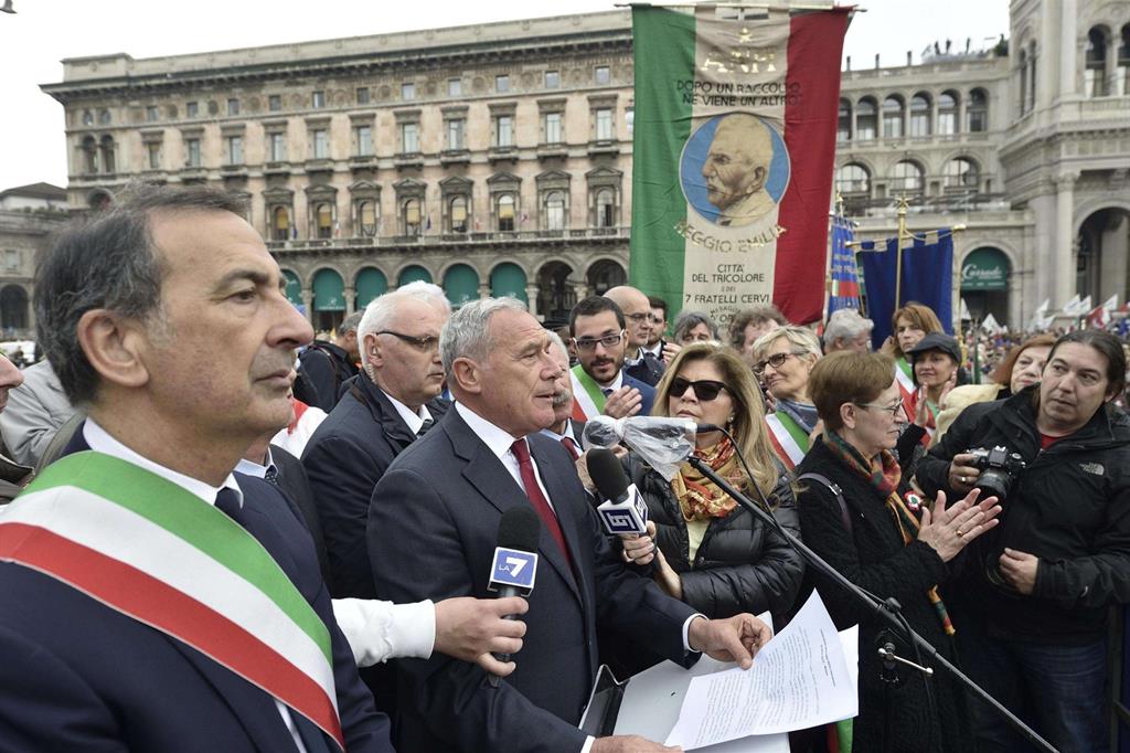 Il presidente del Senato Pietro Grasso ha concluso in piazza Duomo le celebrazioni a Milano: invitando a contrastare il «fascismo e la xenofobia striscianti nel nostro Paese» (Ansa) - 