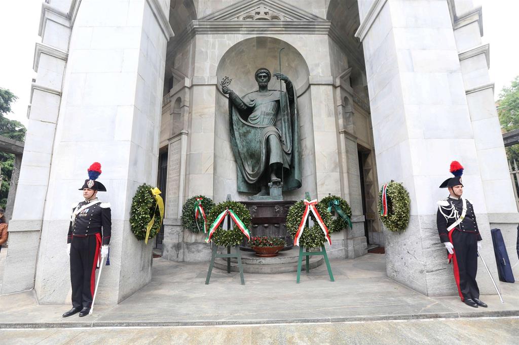 Corone di fiori al monumento ai caduti in piazza Sant'Ambrogio a Milano (Fotogramma) - 