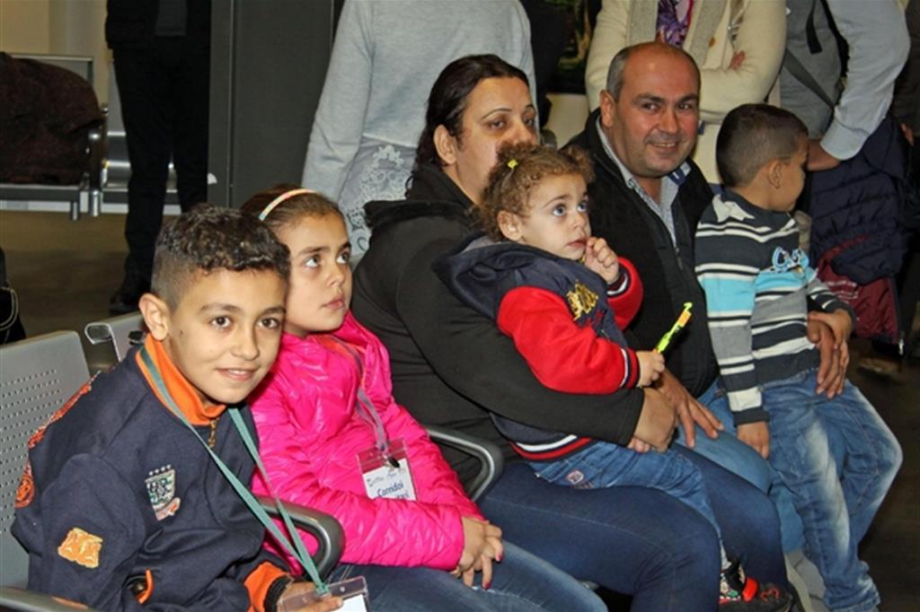 L'arrivo a Fiumicino di una famiglia siriana proveniente da Beirut, grazie al progetto dei Corridoi umanitari