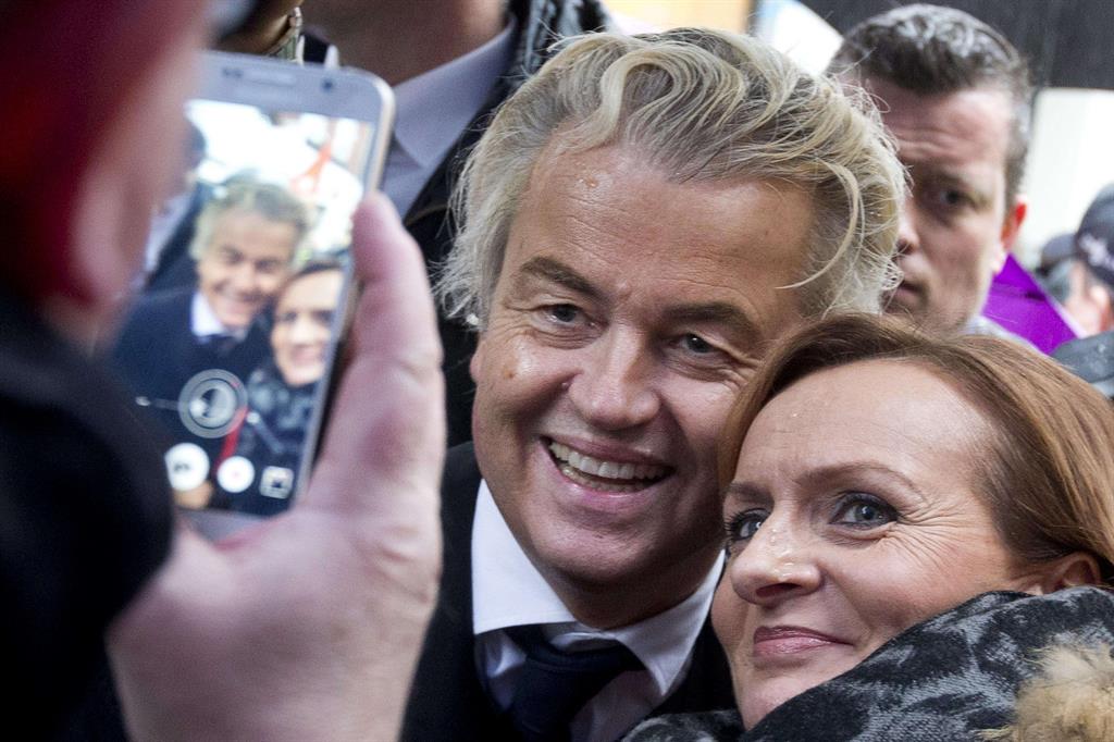 Geert Wilders (Pvv) tra gli elettori (Ansa)