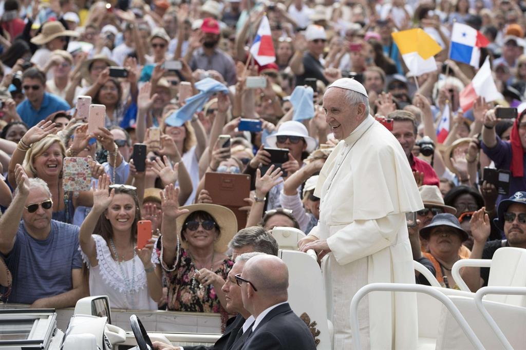 Il Papa oggi all'udienza in Piazza San Pietro (Ansa)